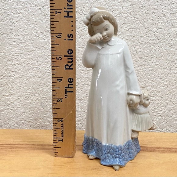 Vintage D’ART S.A. Blue/White Porcelain Sleepy Girl Holding Teddy Bear Figurine - Picture 9 of 15